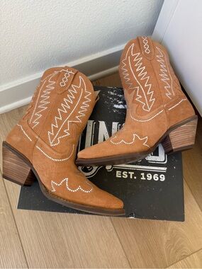 NWT Dingo Tiny Pony Women's Suede Cowgirl Ankle Boots Rhinestone Stitching
